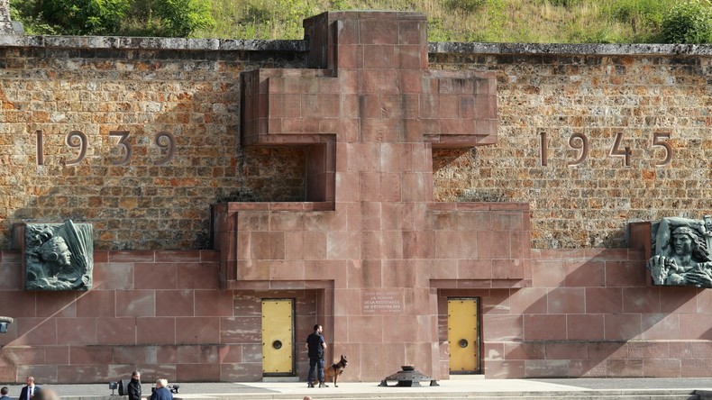 Le mémorial du Mont Valérien dégradé par une inscription anti-pass sanitaire