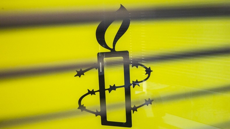 «FFFaute»: à Paris, une banderole d'Amnesty international dénonce la coupe du monde de foot au Qatar