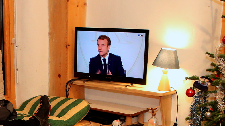 «Président des riches», «banquier de chez Rothschild»... Macron réfute «la caricature» (VIDEO)