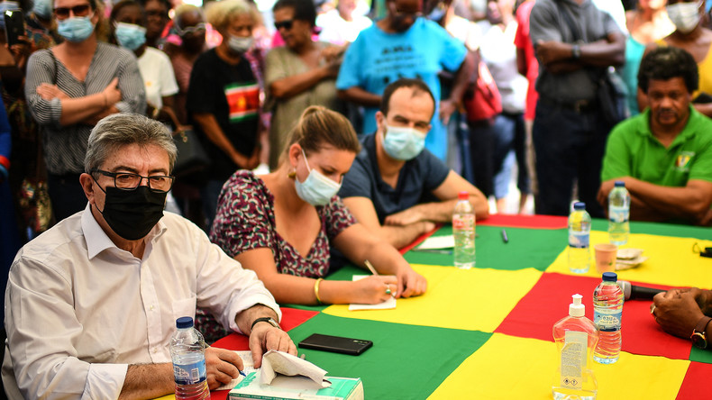 En Guadeloupe, Mélenchon soutient les grévistes contre l'obligation vaccinale