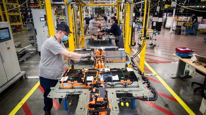 Automobile : des dizaines de milliers d'emplois seraient menacés par la voiture électrique en France