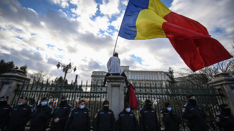 Roumanie : des opposants à un projet de pass sanitaire tentent de s'introduire dans le Parlement