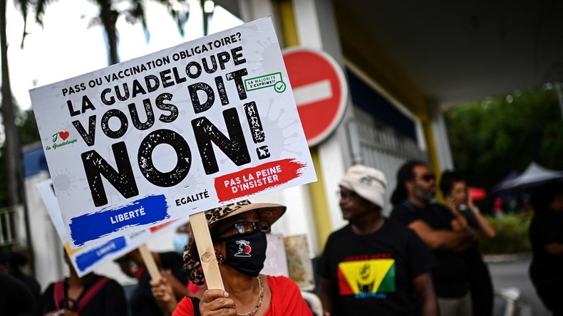 Guadeloupe: des manifestants antipass s'introduisent de force dans une session du Conseil régional