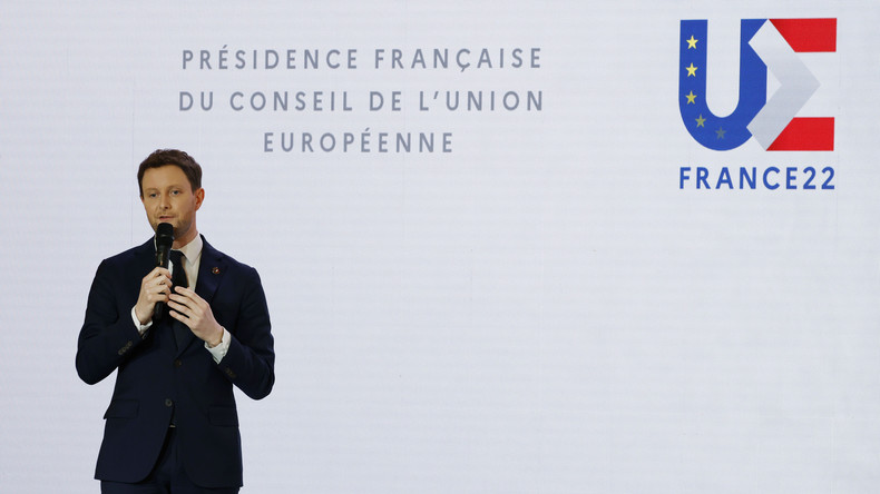 Tensions en Ukraine : pour Clément Beaune, l'UE se tient «prête» à sanctionner la Russie