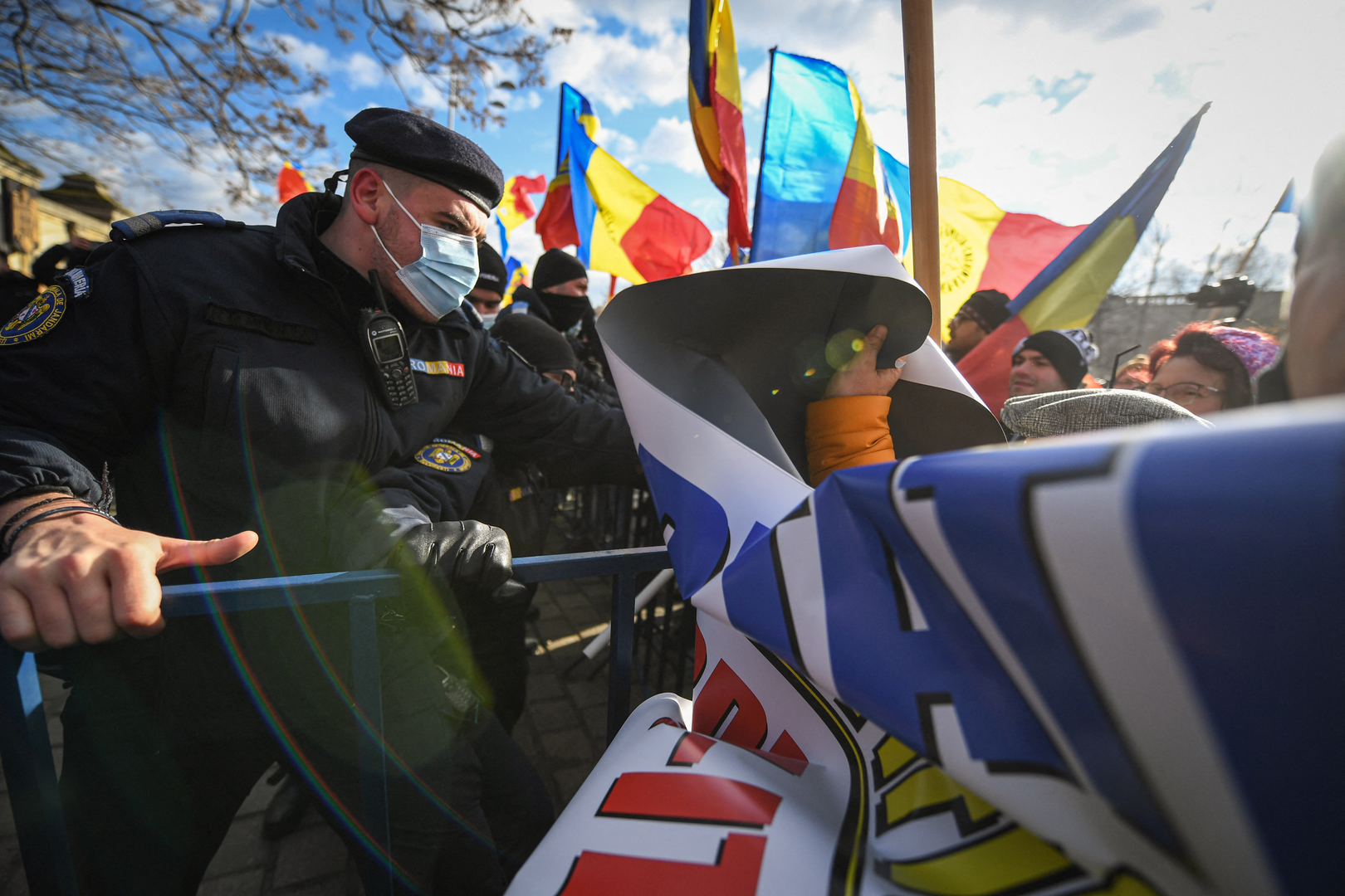 Roumanie : des opposants à un projet de pass sanitaire tentent de s'introduire dans le Parlement