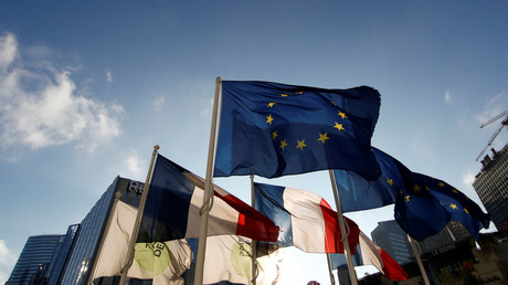 Des drapeaux français et de l'Union européenne dans le quartier de La Défense à Puteaux, près de Paris, le 13 décembre 2018.