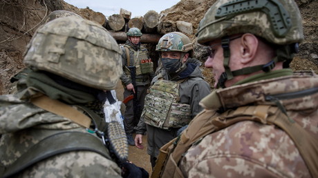 Le président ukrainien Volodymir Zelensky rend visite aux militaires déployés sur le front dans l'est du pays.