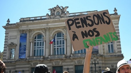 Une manifestante brandit une pancarte «Pensons à nos enfants» lors d'une journée nationale de protestation contre l'utilisation obligatoire du pass sanitaire pour accéder à la plupart des espaces publics, à Montpellier (Hérault), le 28 août 2021.