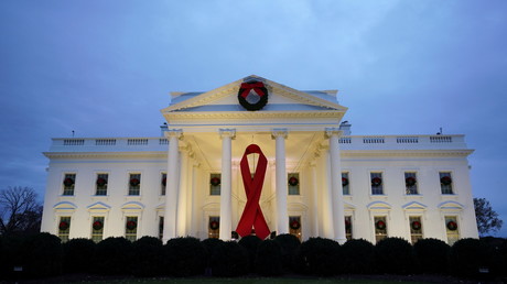 La Maison Blanche décorée à l'occasion de la Journée internationale de lutte contre le SIDA