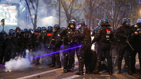 Des fonctionnaires de police en opération de maintien de l'ordre lors d'une manifestation contre la loi pour une sécurité globale, le 5 décembre 2020 à Paris (Image d'illustration).