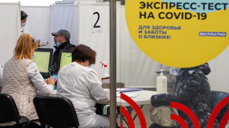 Un médecin administre un écouvillon nasal à un homme dans un centre de test rapide à Moscou, en Russie, le 9 novembre 2021 (image d'illustration).