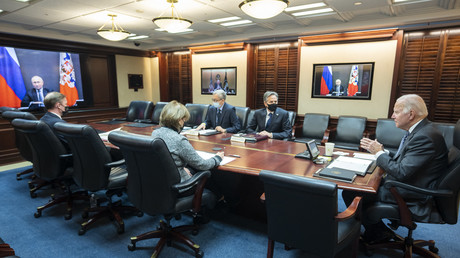 Joe Biden, à la droite duquel se trouve le secrétaire d'Etat américain Anthony Blinken, s'entretient avec Vladimir Poutine par visioconférence ce 7 décembre 2021, depuis la Maison Blanche à Washington.