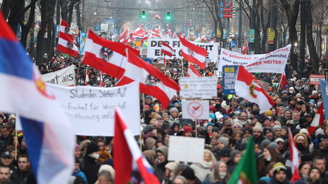 Des manifestants se sont rassemblés contre les restrictions sanitaires et la vaccination obligatoire, le 11 décembre 2021 à Vienne, en Autriche.