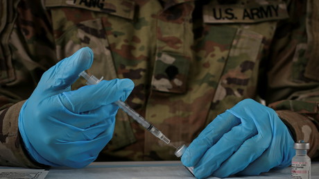 Un soldat de l'US Army prépare une dose de vaccin Pfizer/BioNTech contre le Covid-19 à Miami, en Floride, le 10 mars 2021 (image d'illustration)
