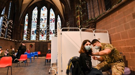 Un soldat britannique administre une dose du vaccin contre le Covid-19 dans un espace de vaccination installé dans la cathédrale de Chester, en Angleterre, le 16 décembre 2021 (image d'illustration).