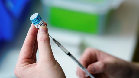 Un professionnel de la santé prépare une dose du vaccin de Pfizer en Australie (image d'illustration).