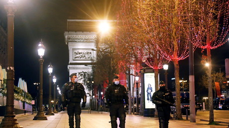La police française patrouille sur l'avenue des Champs-Élysées le soir du Nouvel An 2020, après l'interdiction des célébrations et des rassemblements en raison des restrictions liées au Covid-19, à Paris.