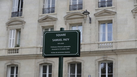 Une photo prise le 17 octobre 2021 montre la plaque du square Samuel-Paty situé face à la Sorbonne à Paris.
