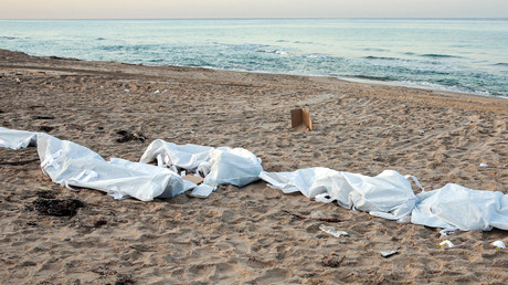 Des corps de migrants ont été retrouvés sur plusieurs des plages après le naufrage de leurs embarcations, ici à Qasr Khiyar, à 70 kilomètres de Tripoli.