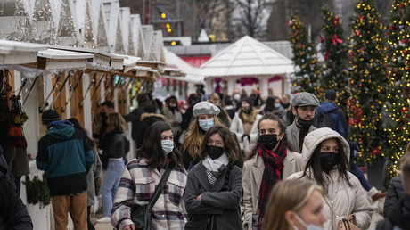 Des personnes portant des masques se promènent le long du marché de Noël du jardin des Tuileries à Paris, le 20 décembre 2021 (image d'illustration).
