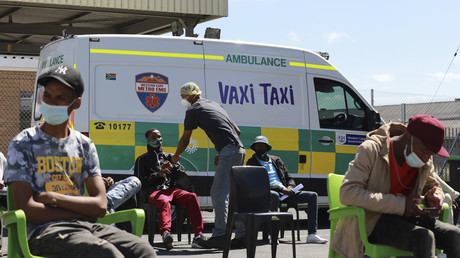 Devant un «Vaxi Taxi» mobile, une ambulance convertie en site mobile de vaccination contre le Covid-19 à Blackheath au Cap, Afrique du Sud, le 14 décembre 2021 (image d'illustration).