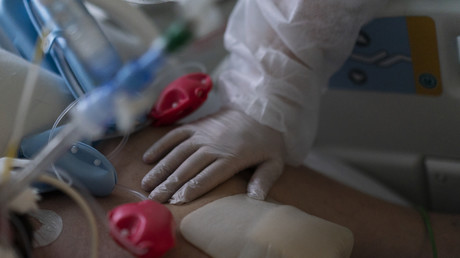 Un patient atteint du Covid-19 et sous respirateur dans un service de soins intensifs en hôpital (image d'illustration).