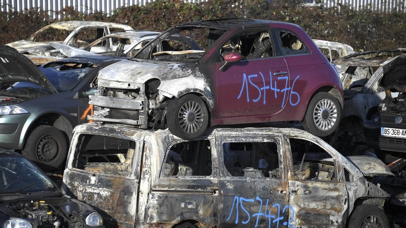 Nuit du Nouvel An : 874 voitures incendiées en France, selon le ministère de l'Intérieur