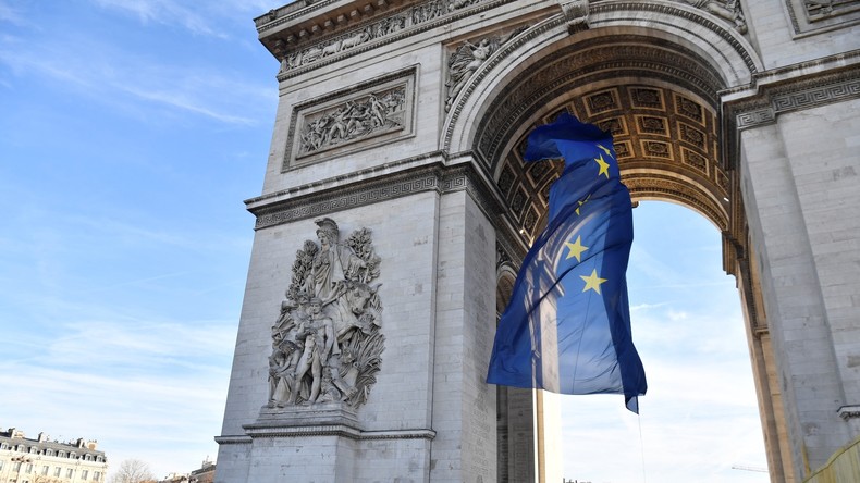 Polémique sur l'Arc de triomphe : le gouvernement promet de réinstaller le drapeau français