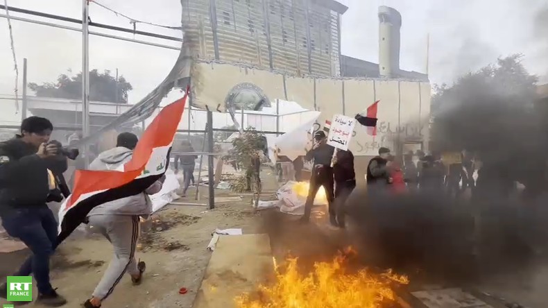 En Irak, des manifestants brûlent une réplique de l'ambassade des Etats-Unis (VIDEO)