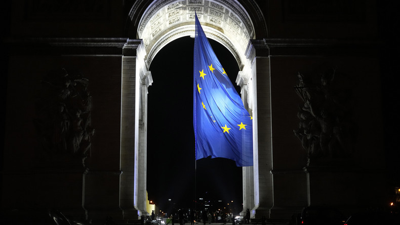 «Belle victoire patriotique» : Le drapeau européen retiré de l'Arc de Triomphe