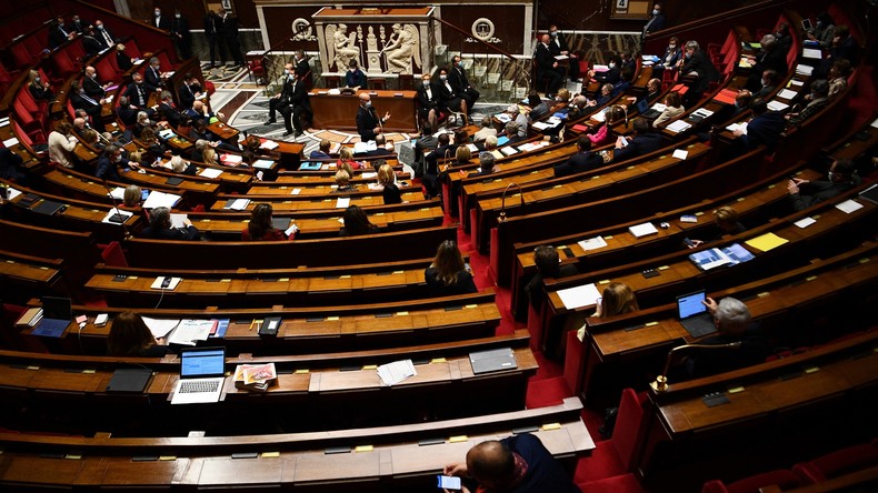 «Emmerder» les non-vaccinés : l'examen du projet de loi suspendu après les déclarations de Macron