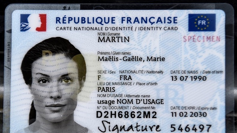 L'Académie française prête à saisir la justice pour mettre fin à la carte d'identité bilingue