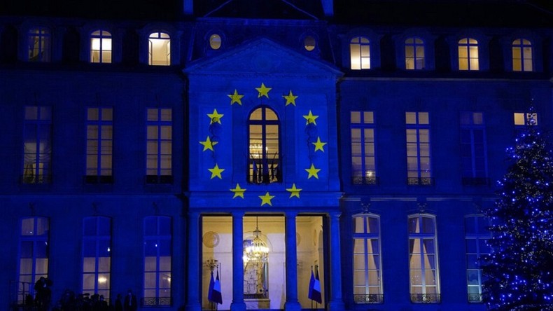 Le drapeau européen projeté sur la façade du palais de l'Elysée
