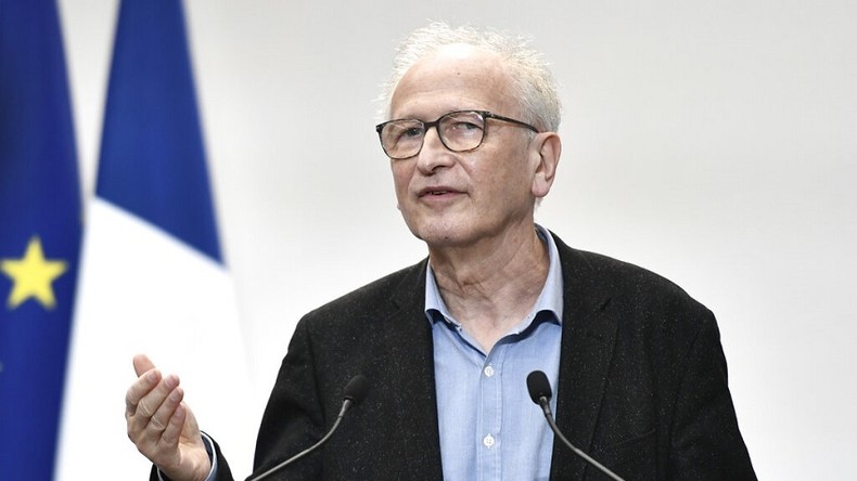 Alain Fischer pendant une conférence du gouvernement consacrée à la stratégie de lutte contre l'épidémie