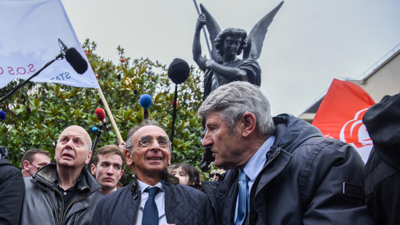 Eric Zemmour avec Philippe de Villiers et Patrick Buisson devant la statue Saint-Michel, le 8 janvier.