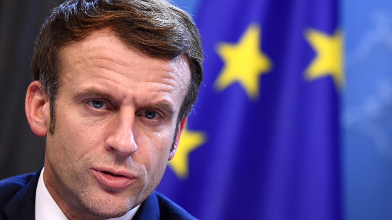 Le président français Emmanuel Macron s'adresse aux médias à l'issue d'un sommet européen à Bruxelles, vendredi 17 décembre 2021
