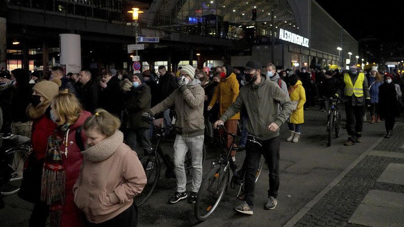 Manifestation contre les mesures sanitaires face au Covid-19 à Berlin (Allemagne)