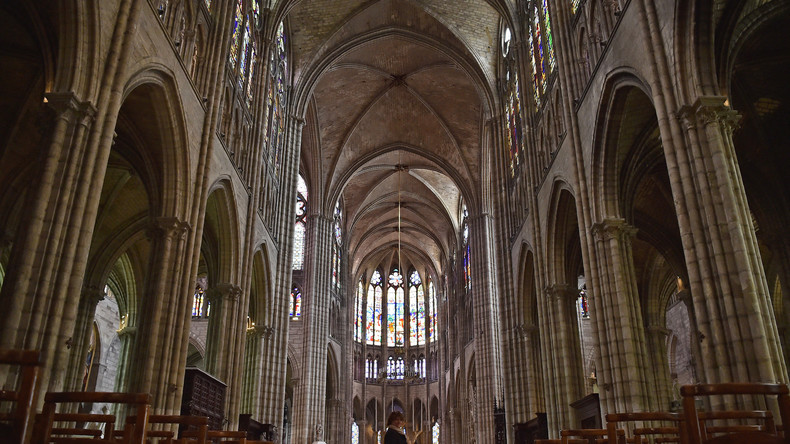 La basilique cathédrale de Saint-Denis vandalisée
