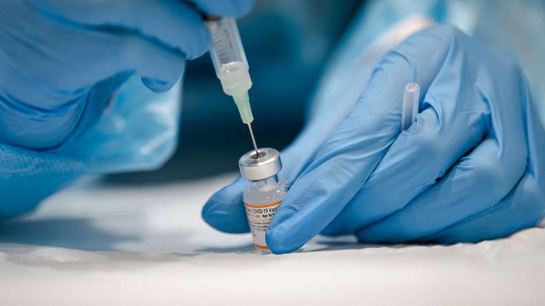 Une infirmière prélève une dose de vaccin Pfizer au Québec