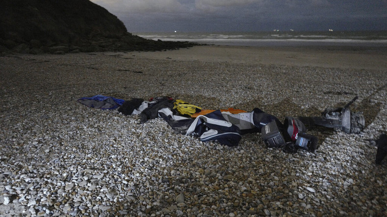 Matériel de traversée abandonné sur la plage de Wimereux non loin de Calais