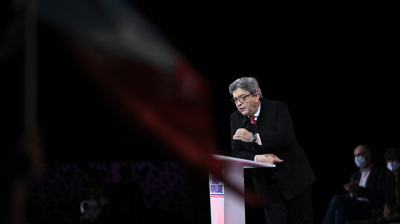 Jean-Luc Mélenchon lors d'un meeting de campagne à La Défense, à Paris, le 5 décembre 2021