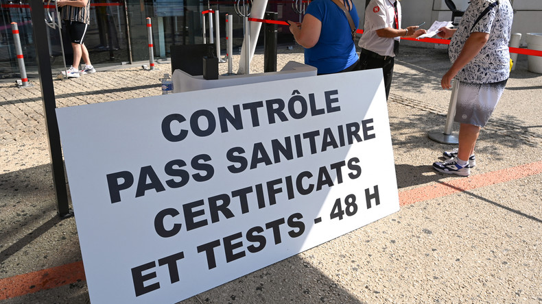 Un contrôle de pass sanitaire au Gaumont Montpellier Multiplexe, à Montpellier, le 29 juillet 2021