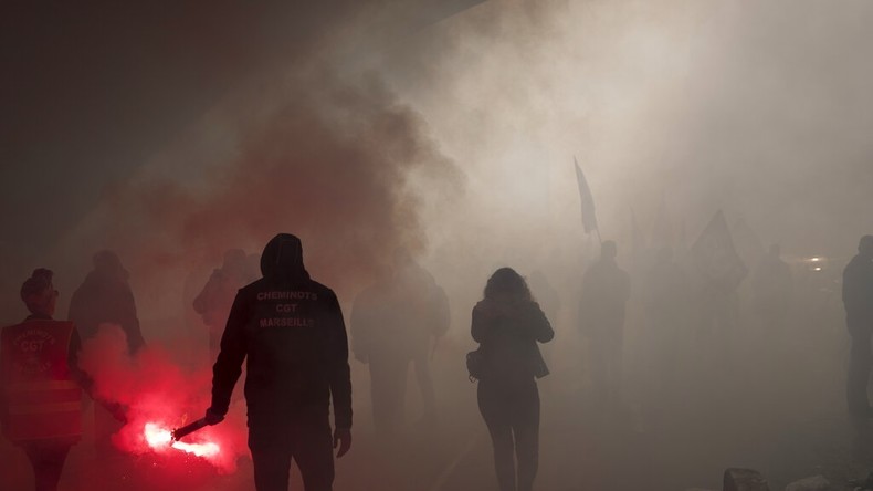 Des manifestants marchent dans la fumée au cours d'une mobilisation à Marseille contre la réforme des retraites, en janvier 2020.