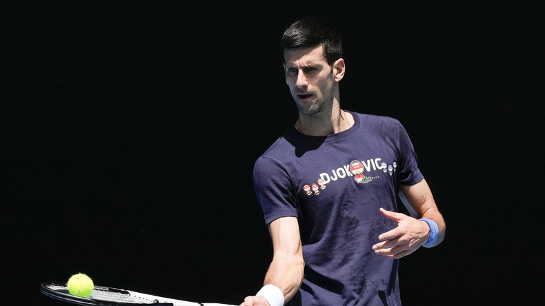 Novak Djokovic s'entraîne à la Rod Laver Arena avant l'Open d'Australie à Melbourne, le 12 janvier 2022