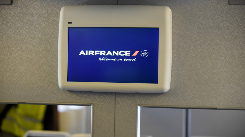 Logo Air France à l'écran, dans un avion