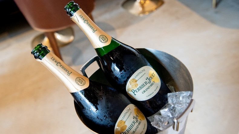 Deux bouteilles de champagne