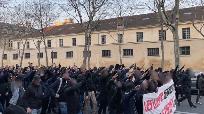 Des «néo-nazis» ont-ils défilé à Paris en marge de la manifestation anti-pass ?