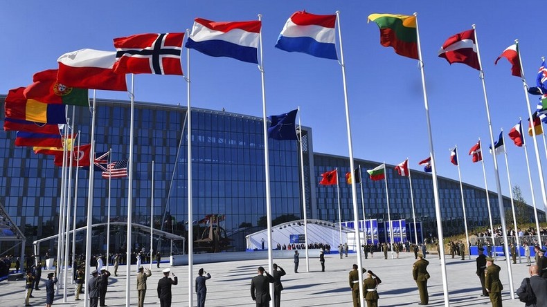 Les drapeaux des pays membres de l'OTAN pendant un sommet à Bruxelles