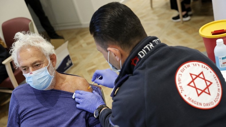 Un résident d'une maison de retraite reçoit une quatrième dose du vaccin Pfizer en Israël