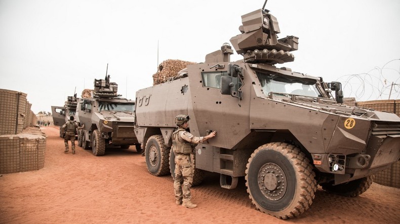 Des véhicules blindés de l'opération Barkhane se préparent à partir pour une patrouille à Tombouctou (Mali), le 14 décembre 2021.